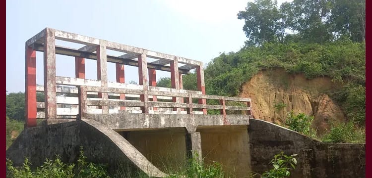 দুইটি স্লুইস গেট যেন কৃষকদের গলার কাঁটা