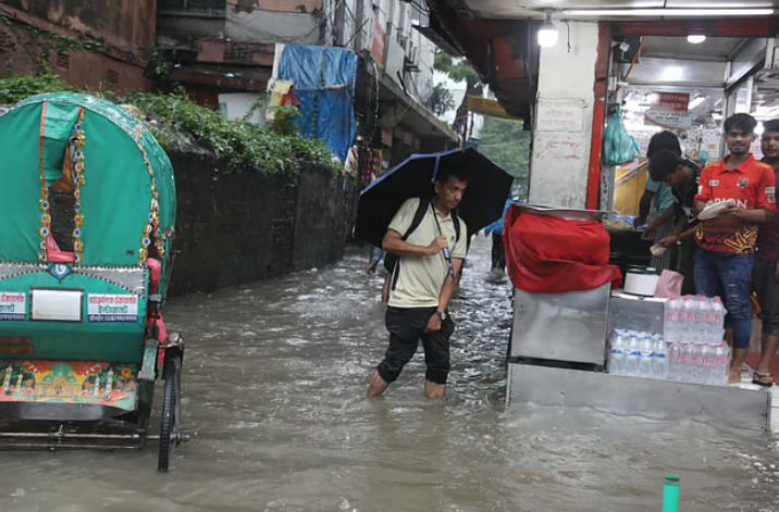 বৃষ্টিতে ডুবল রাজধানীর পথ, থামেনি মানুষ