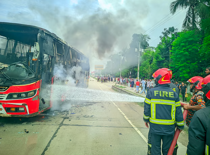 রংপুরে বাসচাপায় একজন নিহত হওয়ার ঘটনায় বিক্ষুব্ধ জনতা বাসটিতে আগুন ধরিয়ে দেয়। পরে ফায়ার সার্ভিসের সদস্যরা আগুন নিয়ন্ত্রণে আনেন। মডার্ন মোড়, রংপুর–ঢাকা মহাসড়ক, ১২ জুলাই